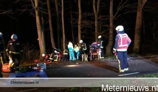 Ernstige aanrijding met drie gewonden in Nieuw Roden. Ernstige aanrijding met drie gewonden in Nieuw Roden.