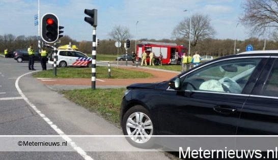 Twee gewonden bij botsing in Assen. Twee gewonden bij botsing in Assen.