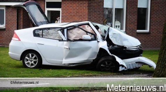 AUTO FRONTAAL OP BOOM IN SELLINGEN