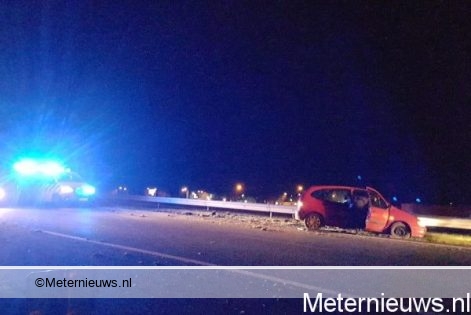 Automobilist raakte gewond na botsing met vangrail op A28 bij Vries.