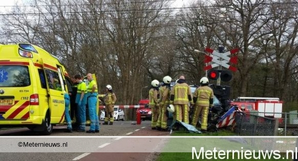 AUTO TEGEN TREIN IN ECHTEN