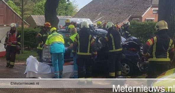 AUTO TEGEN BOOM TWEE GEWONDEN IN BORGER2