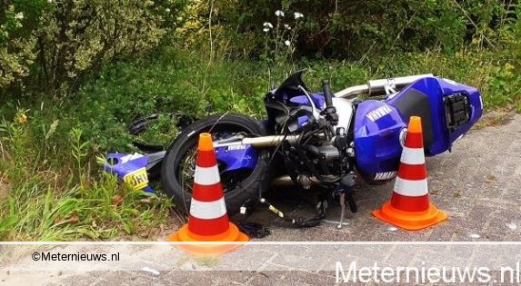 Motorrijder overleden na botsing met auto. Motorrijder overleden na botsing met auto.