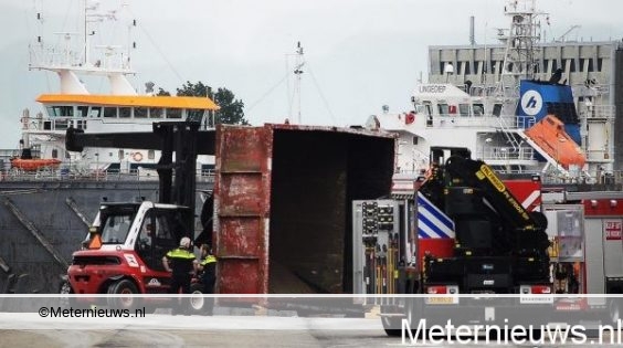 Twee zwaar gewonden na ongeval in Delfzijl. Twee zwaar gewonden na ongeval in Delfzijl.