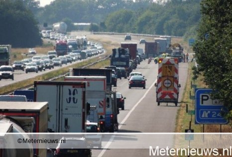 Kippendrama zorgt voor 9 kilometer file na ongeval. Kippendrama zorgt voor 9 kilometer file na ongeval.