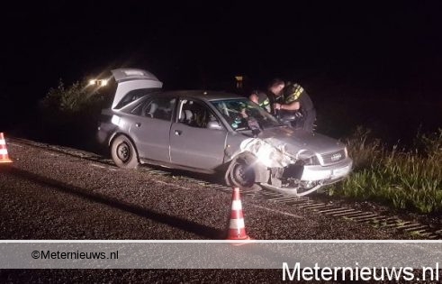 Auto Tegen boom in Hijken. Bestuurder verlaat plaats ongeval. Auto Tegen boom in Hijken. Bestuurder verlaat plaats ongeval.