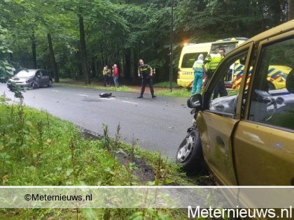 Gewonde na bijna frontale aanrijding in Assen. Gewonde na bijna frontale aanrijding in Assen.