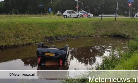 Twee gewonden bij ongeluk in Schoonebeek. Twee gewonden bij ongeluk in Schoonebeek.