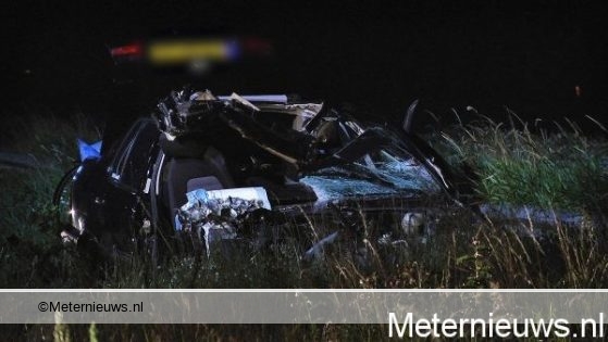 PERSONENAUTO OP A32 ACHTEROP VRACHTWAGEN ERNSTIG GEWOND7