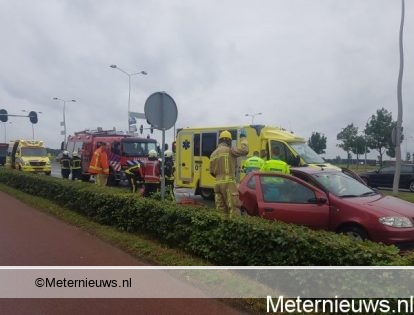 Drie gewonden na aanrijding tussen lijndienstbus en personenauto in Assen.