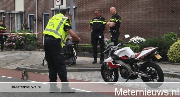 Fietser gewond na botsing met brommer in Hardenberg. Fietser gewond na botsing met brommer in Hardenberg.
