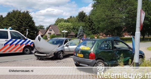Twee gewonden door botsing Schoonebeek. Twee gewonden door botsing Schoonebeek.