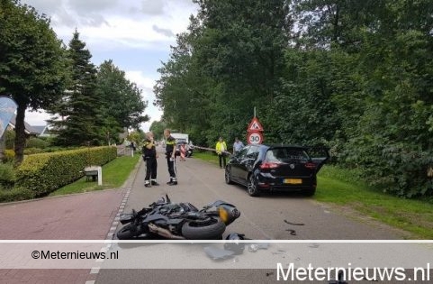 Motorrijder raakt gewond bij botsing met auto in Rheezerveen.