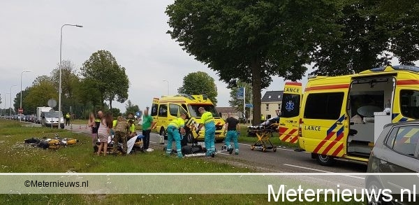 Twee gewonden bij ongeluk tussen motor en auto in Balkbrug. Twee gewonden bij ongeluk tussen motor en auto in Balkbrug.