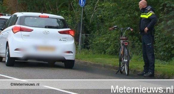 Fietser zwaargewond na aanrijding met auto in Woudenberg. Fietser zwaargewond na aanrijding met auto in Woudenberg.