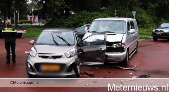 Lichtgewonde bij ongeval tussen auto en vrachtwagen Maarsbergen.