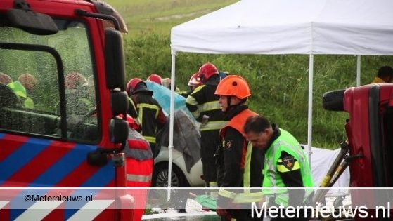 Frontale aanrijding met twee gewonden in Zuidhorn. Frontale aanrijding met twee gewonden in Zuidhorn.