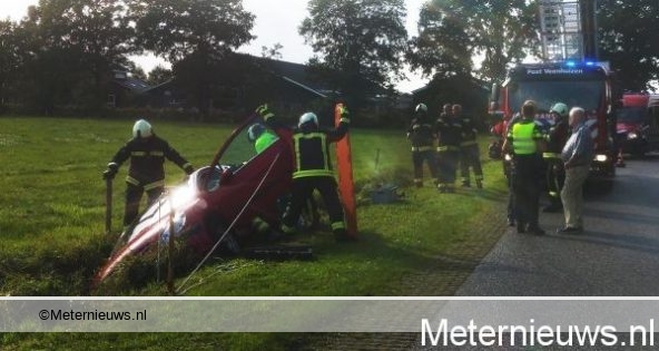 Brandweer haalt bestuurder uit auto na ongeval in Veenhuizen.