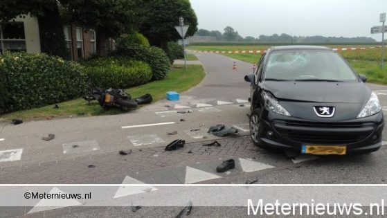 Brommerrijder gewond bij ongeluk in Beilen. Brommerrijder gewond bij ongeluk in Beilen.