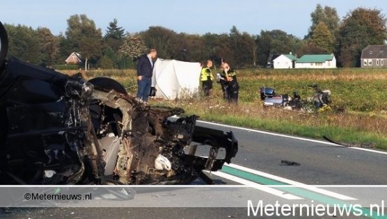 Motorrijder komt om het leven na botsing tegen auto in Kolham. Motorrijder komt om het leven na botsing tegen auto in Kolham.