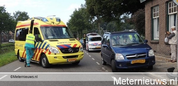 Automobiliste gewond na aanrijding in Dedemsvaart. Automobiliste gewond na aanrijding in Dedemsvaart.