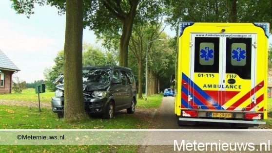 Gewonde na frontale aanrijding met boom in Bellingwolde. Gewonde na frontale aanrijding met boom in Bellingwolde.