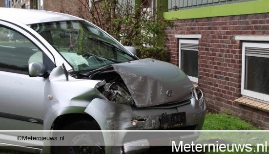 Veel schade na aanrijding in Groningen. Veel schade na aanrijding in Groningen.