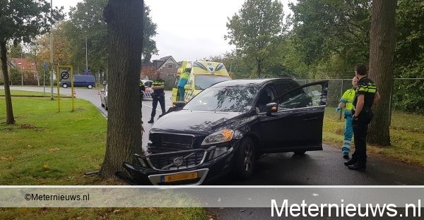 Automobilist op de vlucht na botsing met boom. Automobilist op de vlucht na botsing met boom.