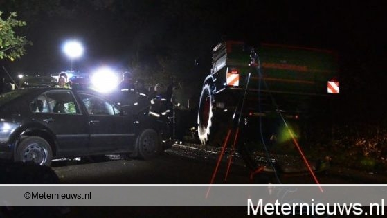 Ravage op de Wedderstraat na aanrijding Tractor/auto in Vlagtwedde. Ravage op de Wedderstraat na aanrijding Tractor/auto in Vlagtwedde.