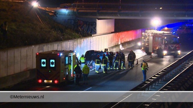 AUTO STORT VAN VIADUKT OP A7 BIJ WINSCHOTEN2