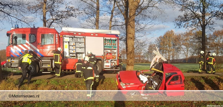 Automobilist ernstig gewond na botsing met boom in Zwiggelte.