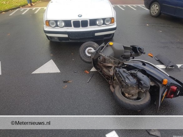 Scooterrijder gewond na botsing met automobilist in Assen.