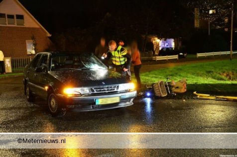 Fietster gewond na botsing tegen auto in Nieuw Buinen. Fietster gewond na botsing tegen auto in Nieuw Buinen.
