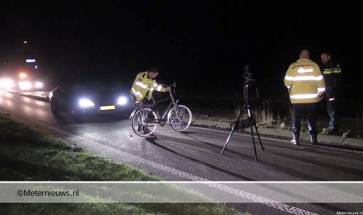 Niezijl: fietser ernstig gewond bij aanrijding met auto. Niezijl: fietser ernstig gewond bij aanrijding met auto.