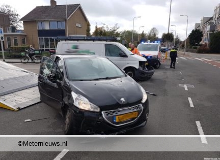 Bestuurster auto gewond na aanrijding in Hardenberg. Bestuurster auto gewond na aanrijding in Hardenberg.