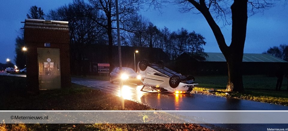 Auto na botsing tegen boom over de kop in Exloerveen. Auto na botsing tegen boom over de kop in Exloerveen.