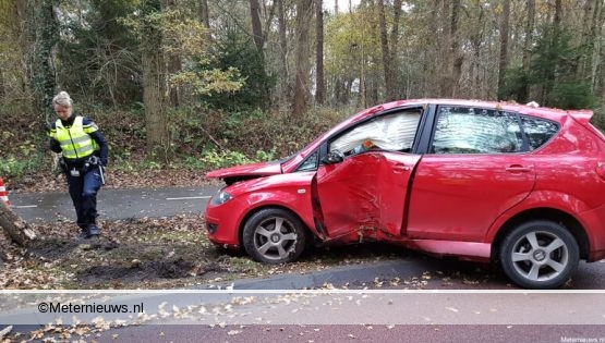 Norg: automobiliste gewond na botsing tegen boom.