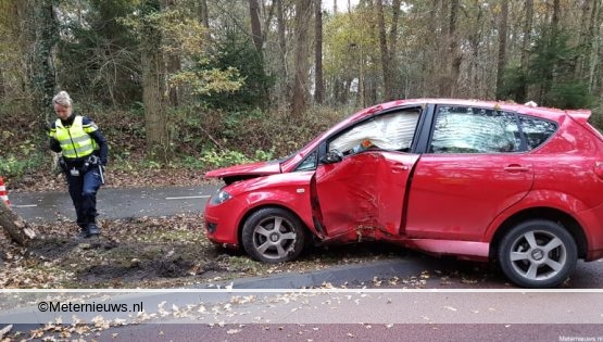 Norg: automobiliste gewond na botsing tegen boom. Norg: automobiliste gewond na botsing tegen boom.