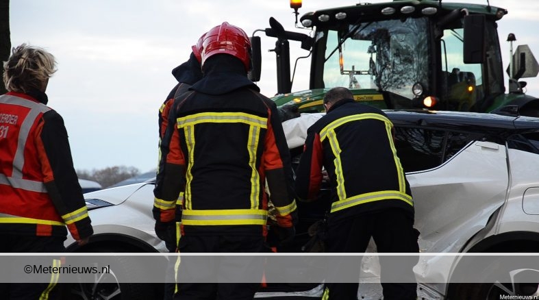 Automobiliste bekneld na aanrijding tussen twee auto’s in Vlagtwedde. Automobiliste bekneld na aanrijding tussen twee auto’s in Vlagtwedde.