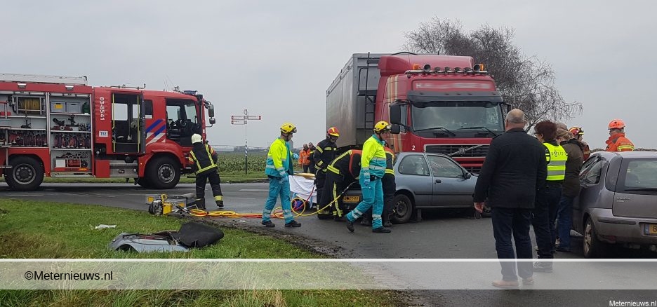 Brandweer haalt bestuurder uit auto na aanrijding met vrachtwagen in Valthermond. Brandweer haalt bestuurder uit auto na aanrijding met vrachtwagen in Valthermond.