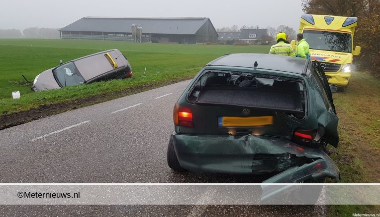 Taxi in de sloot na aanrijding in Eursinge. Taxi in de sloot na aanrijding in Eursinge.