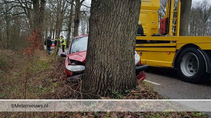 AUTO FRONTAAL OP BOOM IN OMMEN2