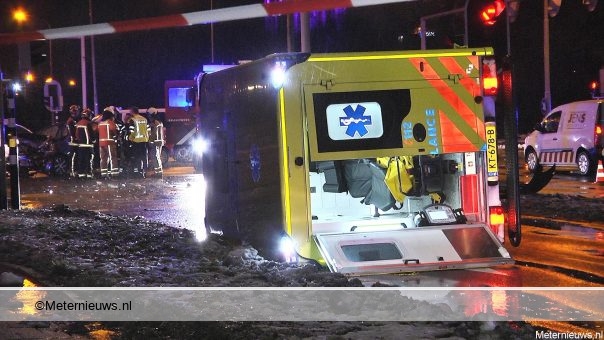 Ambulance op de kant bij ongeval Emmen. Ambulance op de kant bij ongeval Emmen.