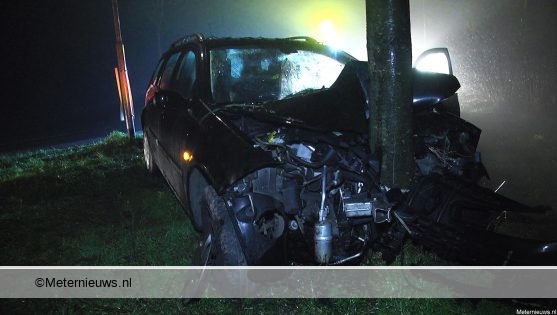 Twee gewonden na frontale aanrijding tegen boom in Enumatil. Twee gewonden na frontale aanrijding tegen boom in Enumatil.