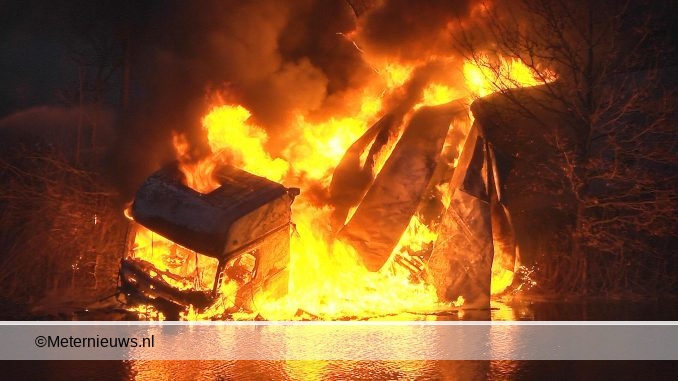 Vrachtwagen in brand en te water bij ernstig ongeval N377 Dedems