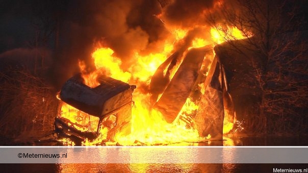 Vrachtauto in brand na dodelijk ongeval N377 Dedemsvaart. Vrachtauto in brand na dodelijk ongeval N377 Dedemsvaart.