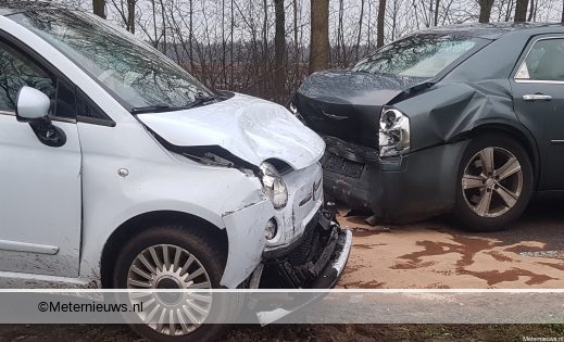 gewonden na aanrijding tussen drie auto’s op n34 bij Gieten.