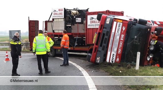 Vrachtwagen gekanteld in Groningen.