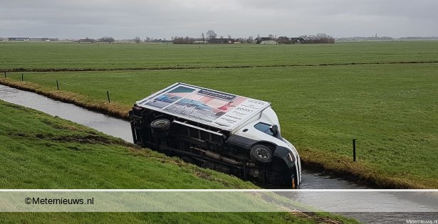 Vrachtwagentje uit Rogat van de dijk in Genemuiden geblazen(Video) |