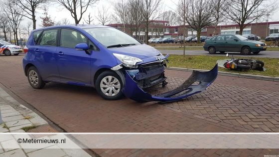 Auto knalt tegen lantaarnpaal na botsing, bestuurder gewond. Auto knalt tegen lantaarnpaal na botsing, bestuurder gewond.